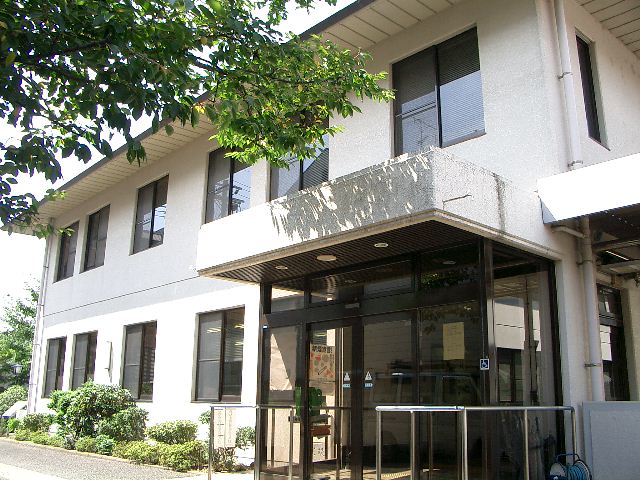 管理棟入り口の写真